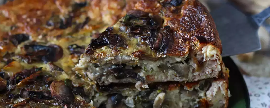 Quiche ohne boden mit pilzen, speck und hüttenkäse