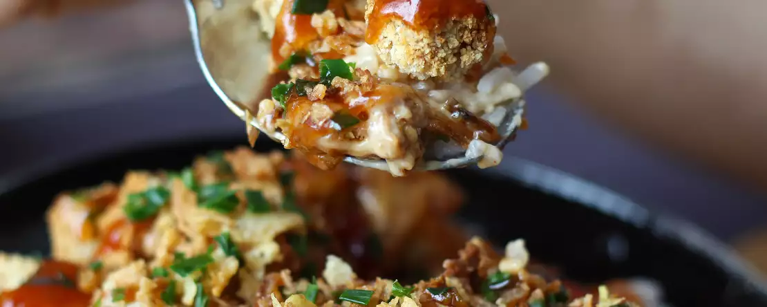 Crousty tofu mit reis und cremiger sauce : knusprig und vegetarisch