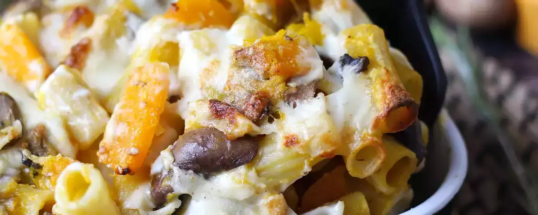 Nudelauflauf mit kürbis und champignons : cremig und vegetarisch