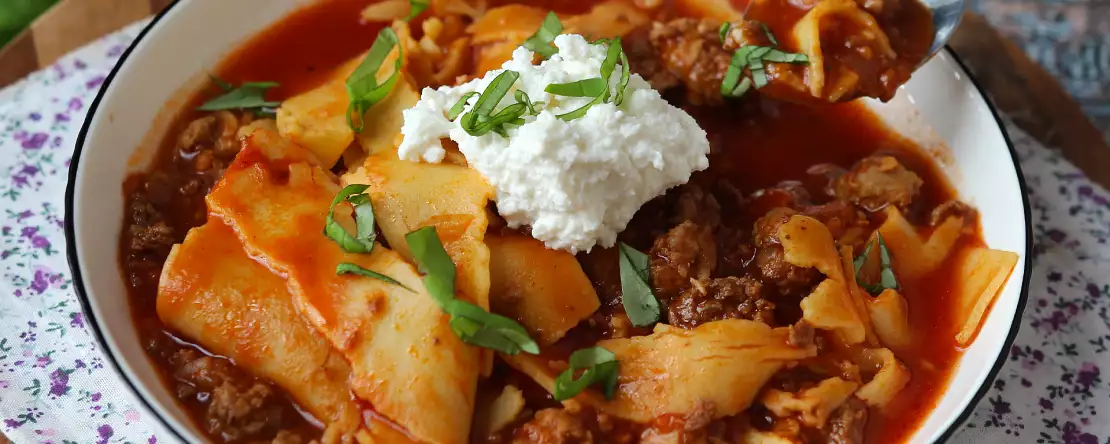 Lasagne-suppe mit hackfleisch : einfaches one-pot-rezept