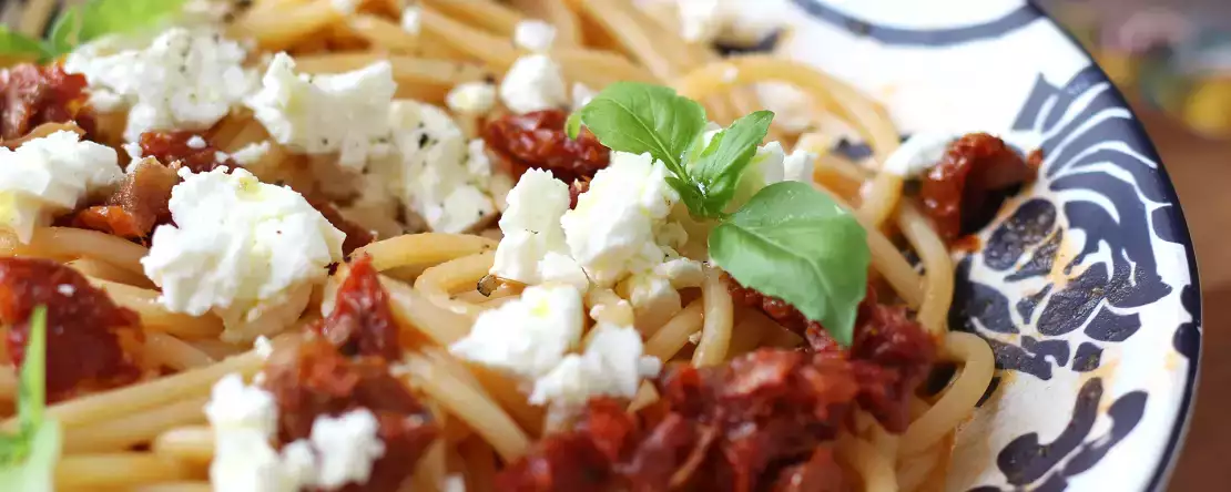 Gazpacho-pasta mit feta und getrockneten tomaten : schnell und sommerlich