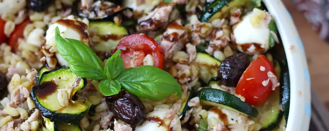 Zartweizensalat mit thunfisch und mozzarella : schnell und sommerlich