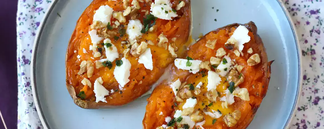Süßkartoffel aus dem ofen mit ei und feta : einfach und vegetarisch