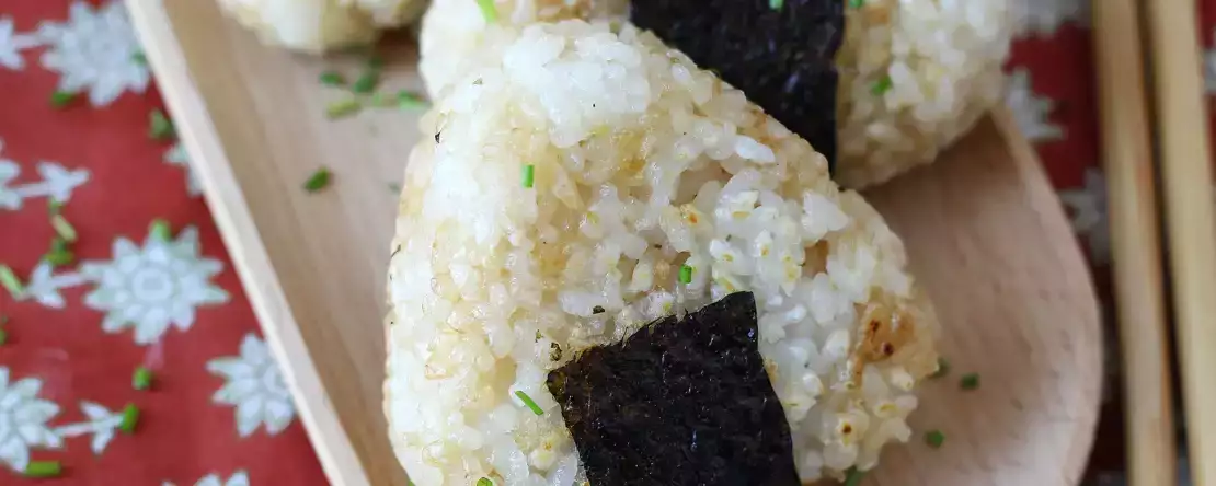 Yaki onigiri mit käse : knusprige japanische reisbällchen
