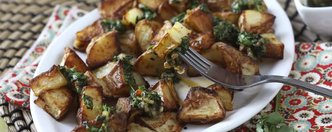 Knusprige ofenkartoffeln mit chimichurri : einfaches rezept
