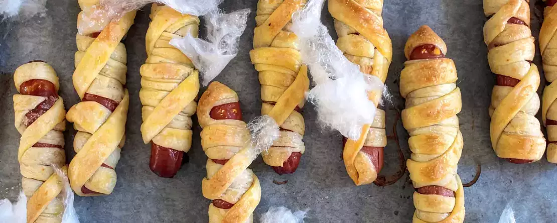Mumienwürstchen aus blätterteig : einfacher halloween-snack