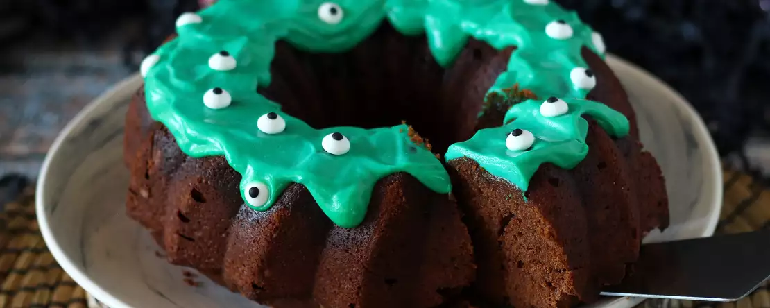 Halloween-Gugelhupf mit grüner Glasur : einfacher Monsterkuchen