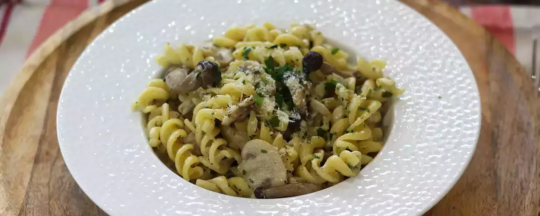 Cremige Pasta mit Shimeji und braunen Champignons