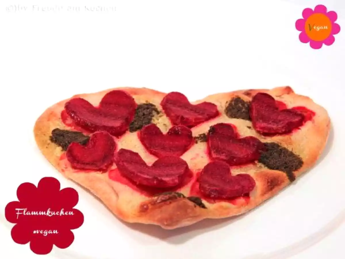 Vegane Flammkuchen mit Roten Rüben (Bete) und Zwiebel - Essen in Herzform - Romantik für den Valentinstag - Blogevent Blogg den Suchbegriff