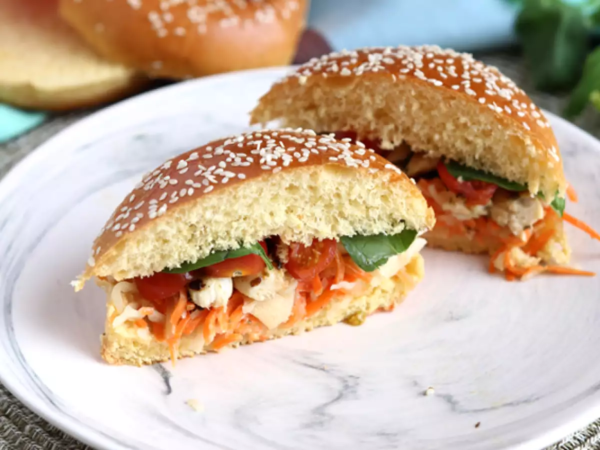 Rezept Mariniertes hähnchensandwich mit krautsalat, tomaten und basilikum