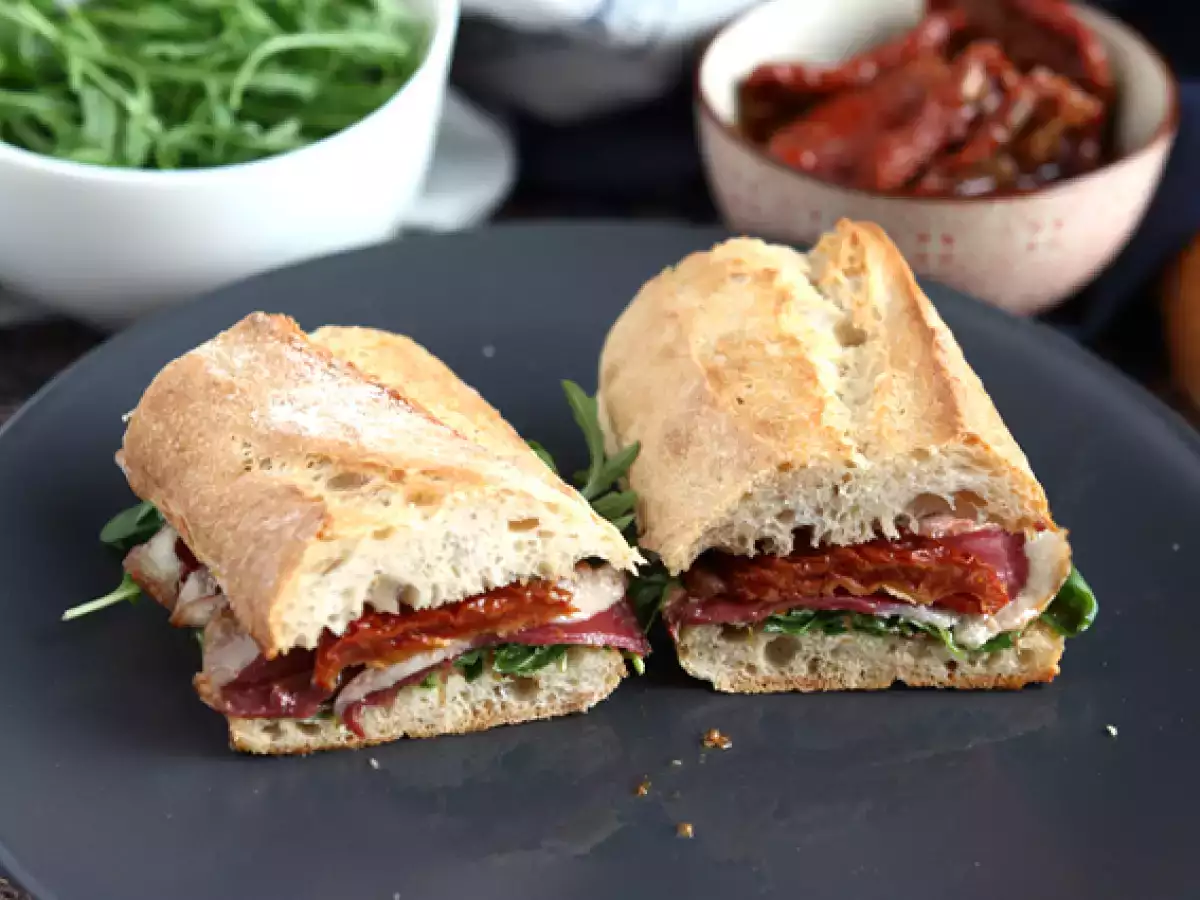 Rezept Sandwich mit geräucherter entenbrust, getrockneten tomaten, rucola und balsamico