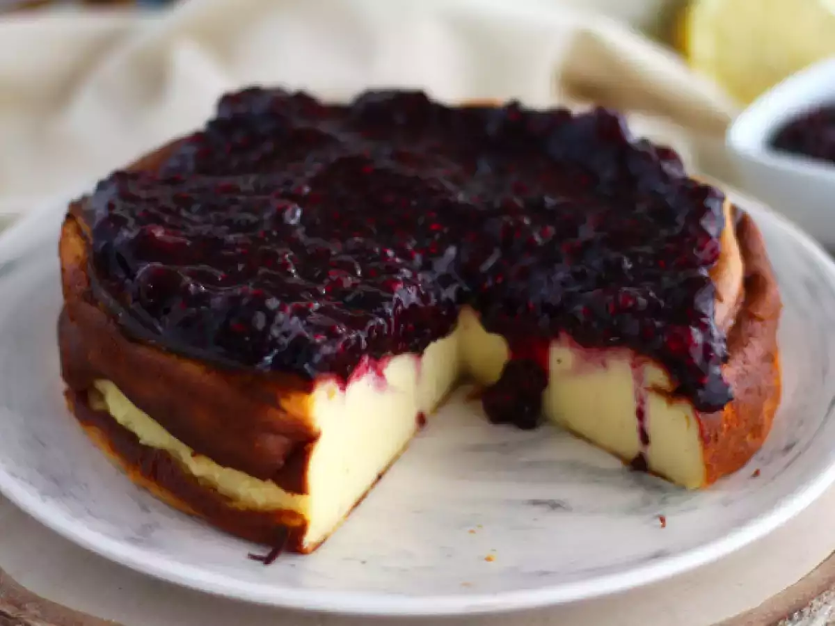 Rezept Käsekuchen mit gesüßter kondensmilch und kompott aus roten früchten
