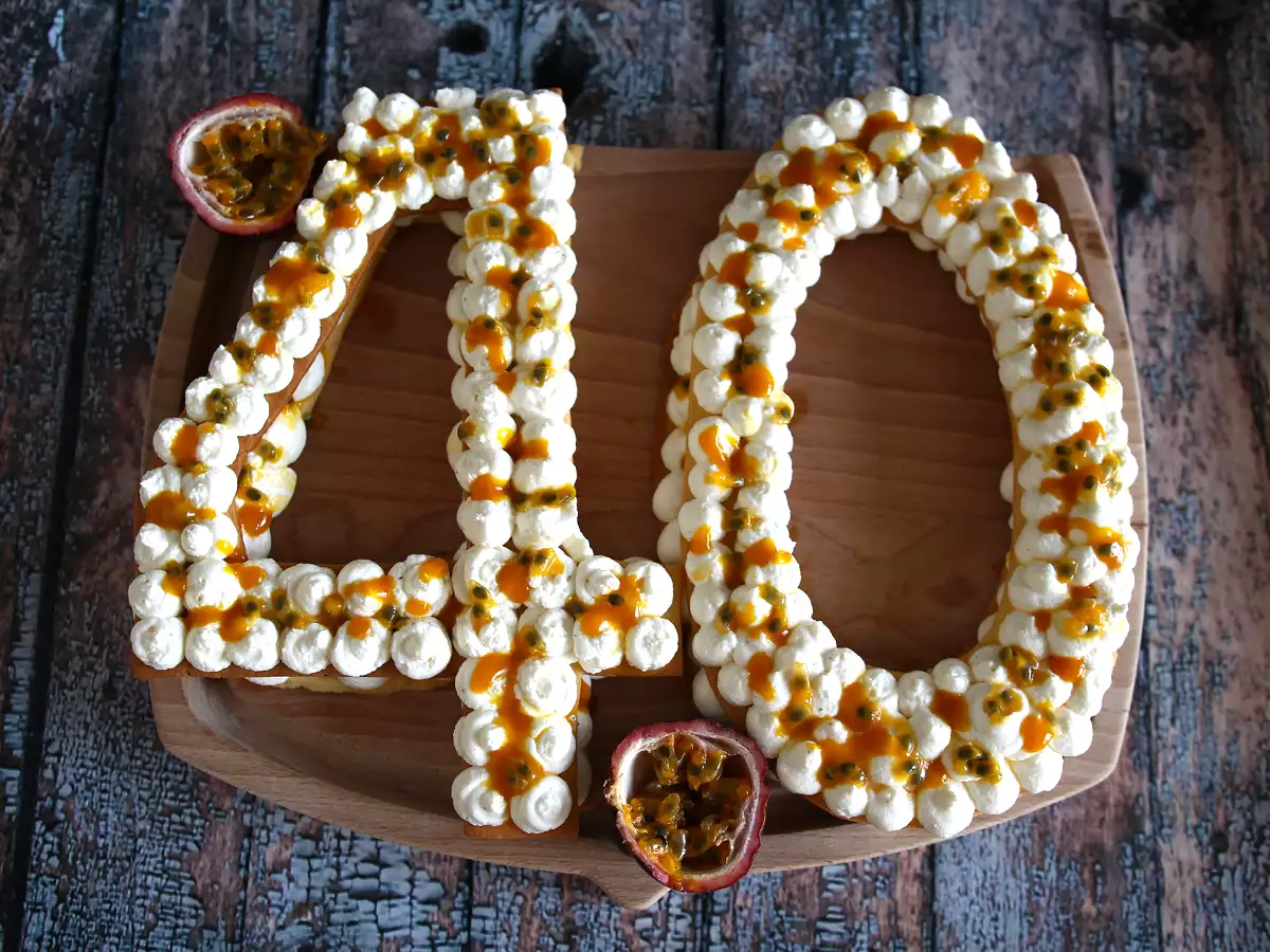 Rezept Exotischer number cake mit mango und passionsfrucht