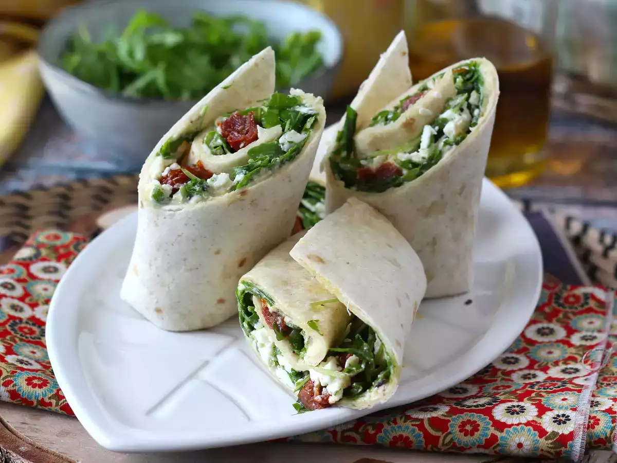 Rezept Mediterraner wrap, gefüllt mit hummus, rucola, paprika und feta