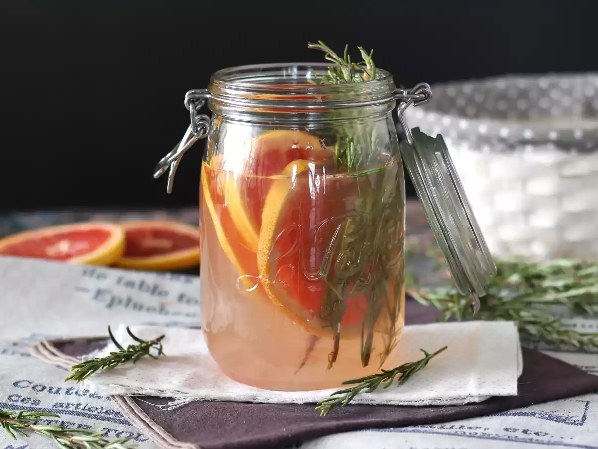 Rezept Wasser mit grapefruit- und rosmaringeschmack: das detox-getränk ohne zuckerzusatz