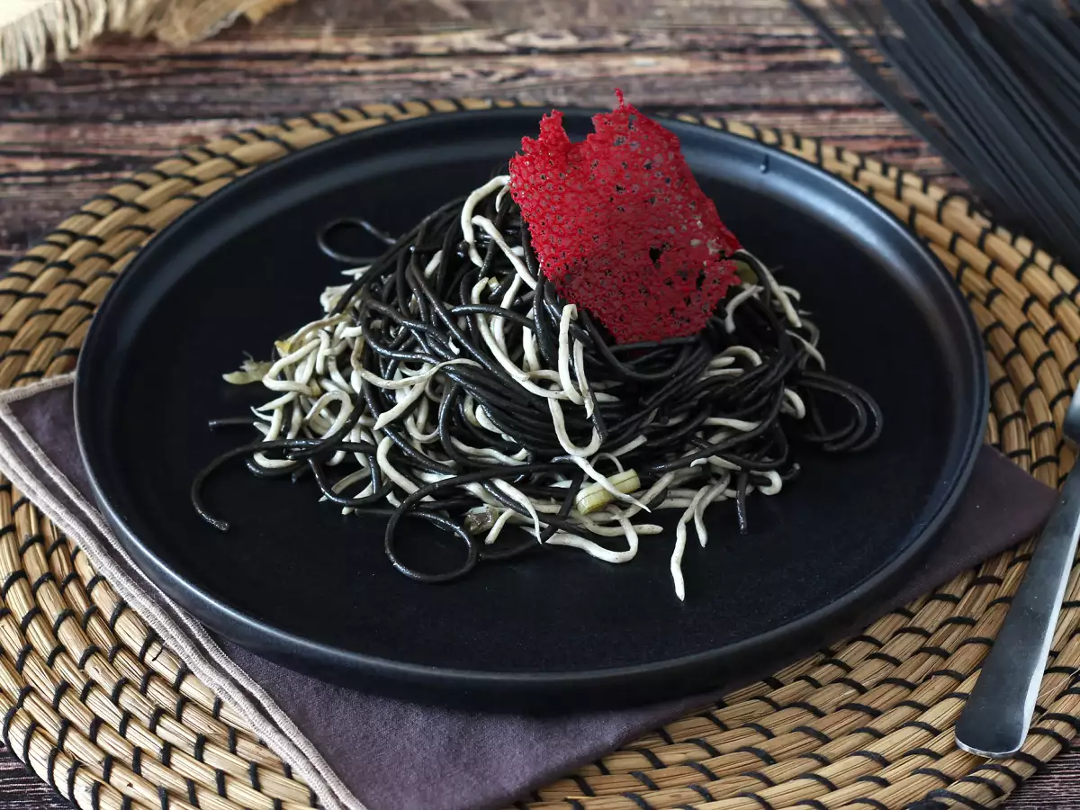 Rezept Schwarze spaghetti mit knoblauch und gulasch. nudeln al nero di seppia