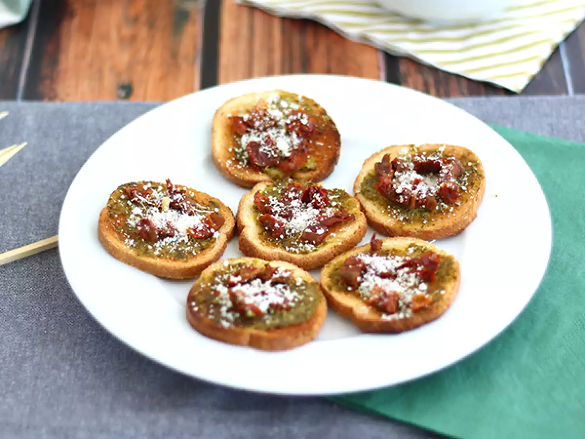Rezept Toast mit pesto, parmesan und getrockneten tomaten