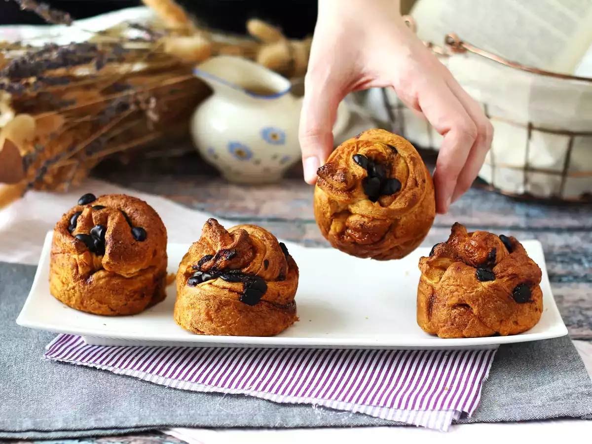 Rezept Cruffins, eine kombination aus croissant und muffin, mit konditorcreme und schokolade