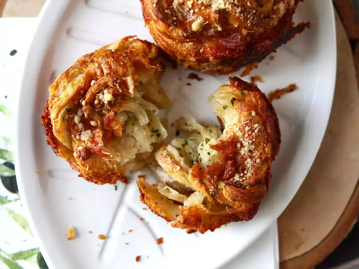 Rezept Cruffins, die kombination aus einem croissant und einem muffin, hier gesalzen mit parmesan und mozzarella