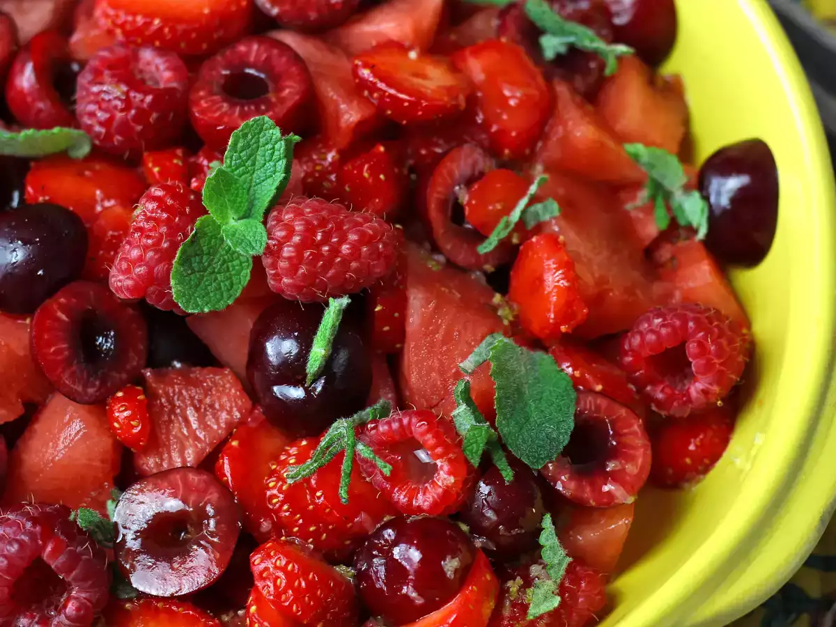 Rezept Roter fruchtsalat: erdbeere, himbeere, kirsche und wassermelone - perfekt für den sommer!