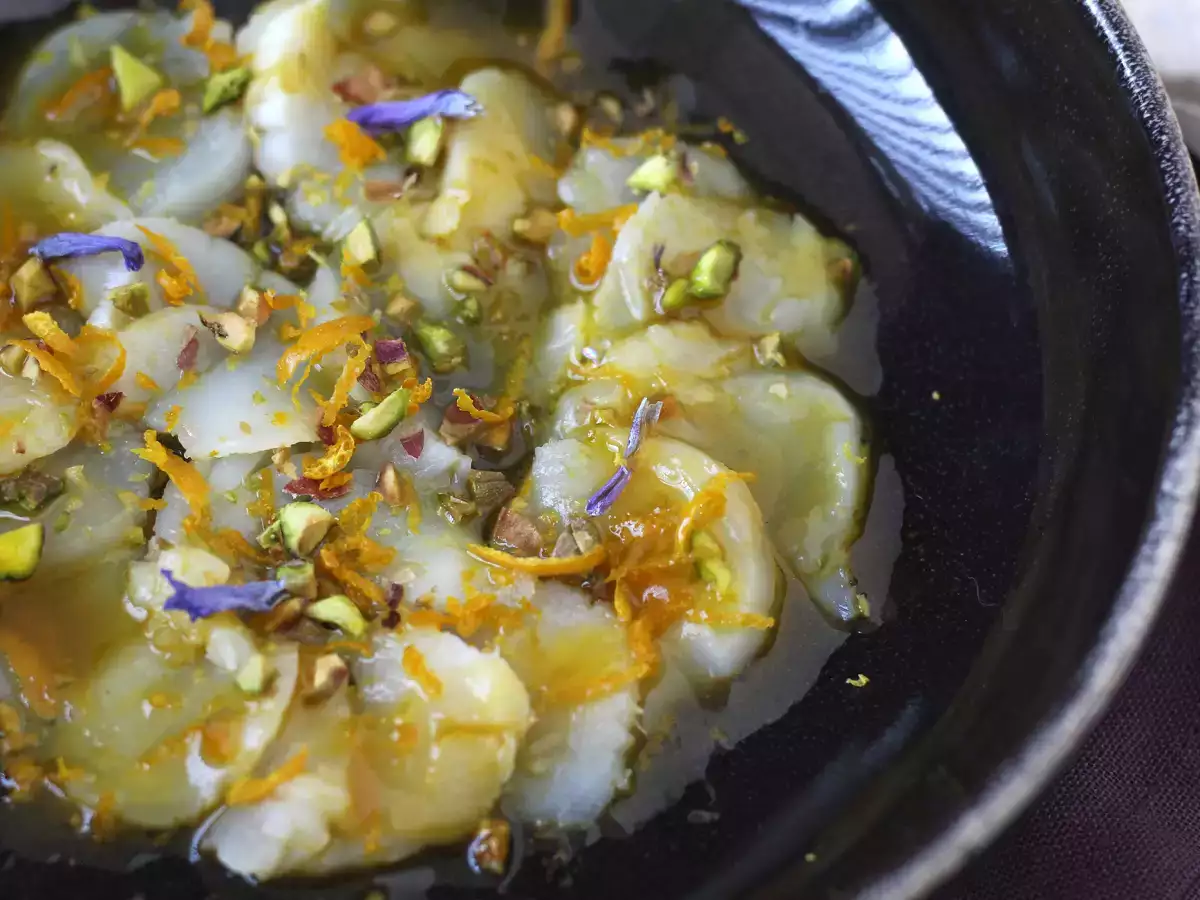 Rezept Carpaccio von jakobsmuscheln mit zitrusvinaigrette und pistazien, ein eleganter und einfach zuzubereitender vorspeise