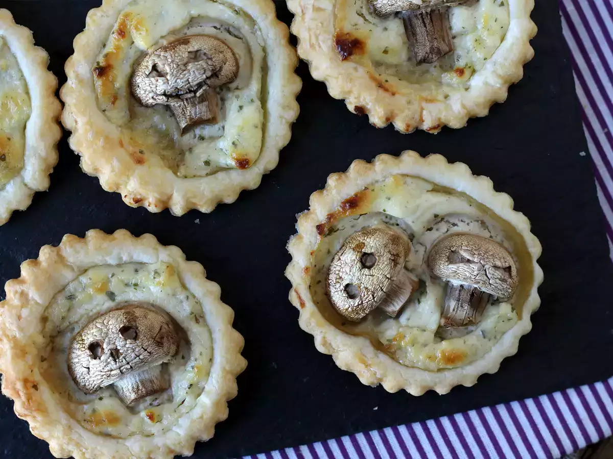 Rezept Halloween-törtchen mit pilzen und knoblauch-kräuter-käse