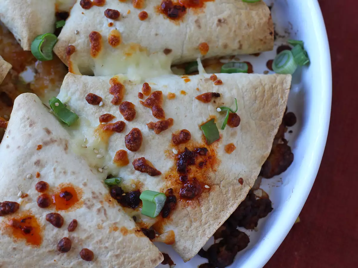 Rezept Gefüllte tortillas nach art der gebackenen quesadillas mit einer würzigen rindfleischfüllung