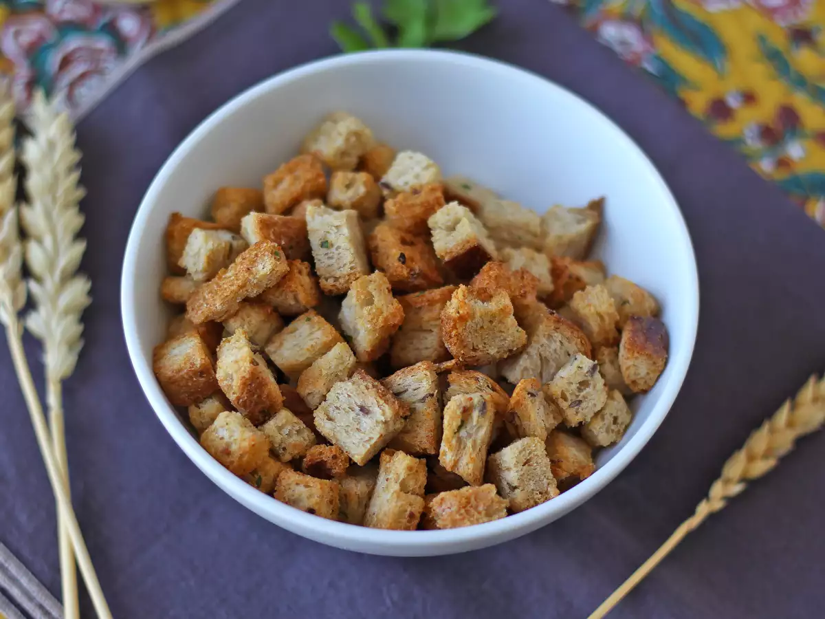 Rezept Knusprige kräutercroutons in der heißluftfritteuse (schnell und einfach)