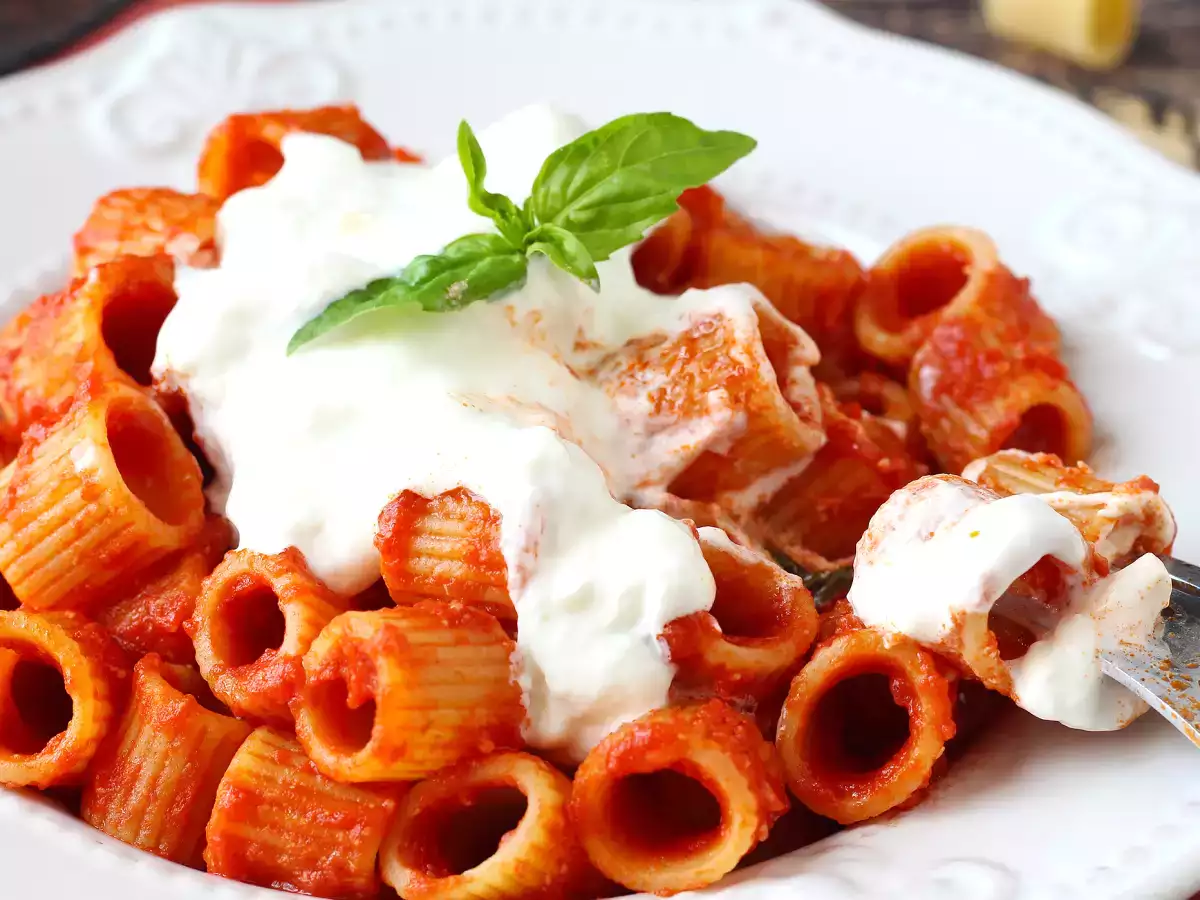 Rezept Nudeln mit stracciatella und cremiger tomate: der erste gang ist in 10 minuten fertig