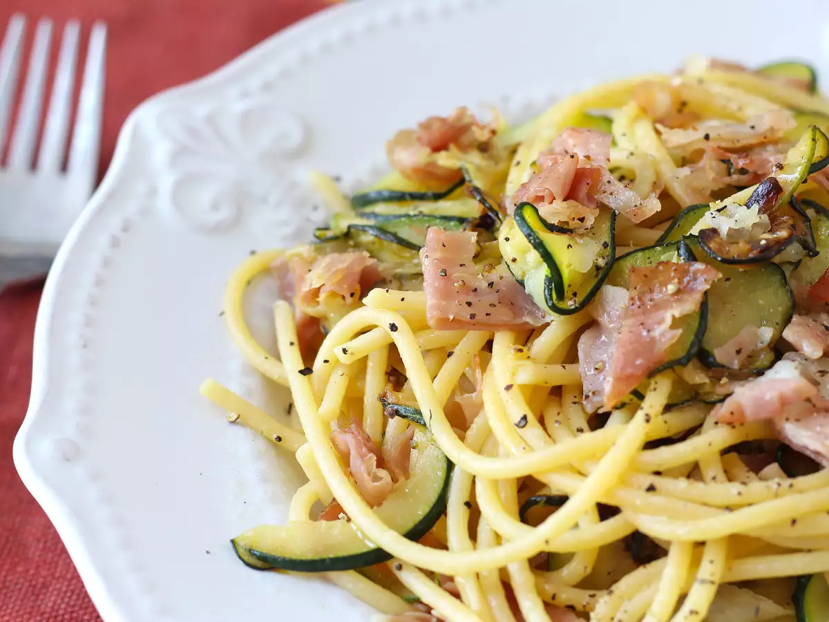 Rezept Nudeln mit zucchini und knusprigem speck: ein einfaches rezept für mittag- und abendessen