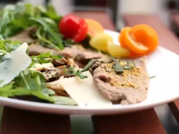 Rezept Kalbfleisch schnitzel auf kräuterseitlingsbett und rucola