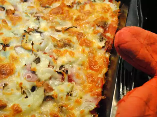 Rezept Resteverwertung teil 2 - kloßteigpizza mit allem was weg muss