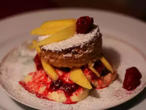 Rezept Schokokuchen mit mangos & himbeeren