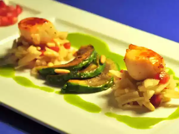 Rezept Jakobsmuscheln, topinambursalat, gebratene avocado, petersiliennage