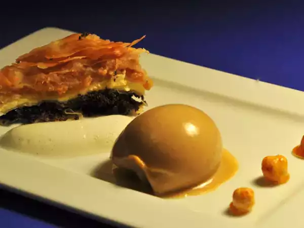Rezept Apfel-mohn-haselnuss-kuchen, beschwipstes mokkaeis, gewürzschaum