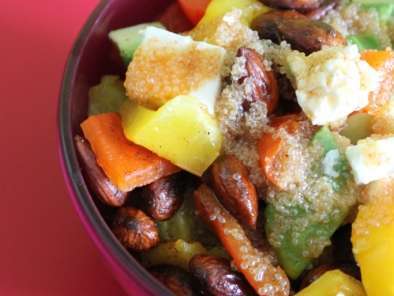 Rezept Paprika-avocado-feta-salat mit gerösteten mandeln und amaranth-vinaigrette