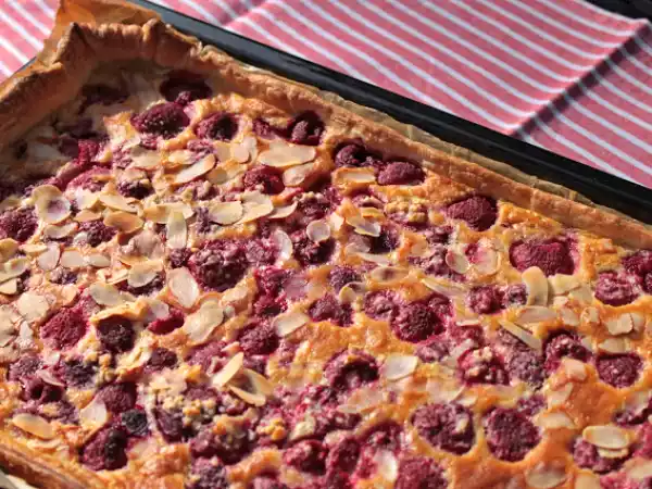 Rezept Gâteau aux framboises cuit sur une plaque