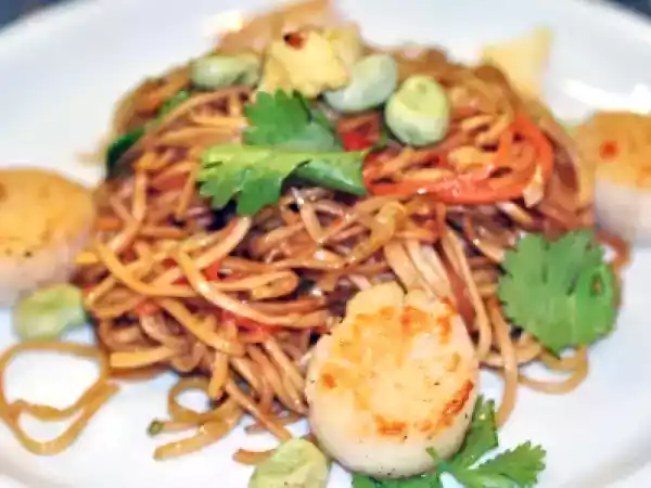 Rezept Gebratene mie-nudeln mit gemüse und jakobsmuscheln