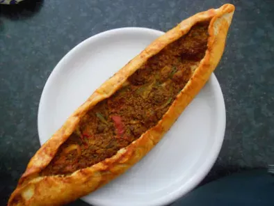 Rezept Kiymali pide = türkische pizza mit hackfleisch & peperoni