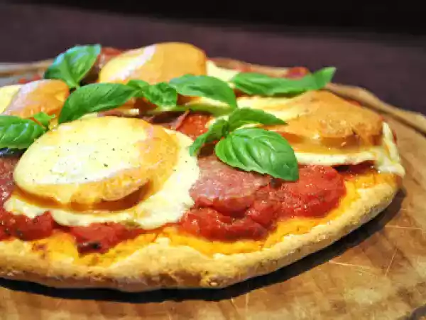 Rezept Schnelle pizza mit italienischer salami & scamorza
