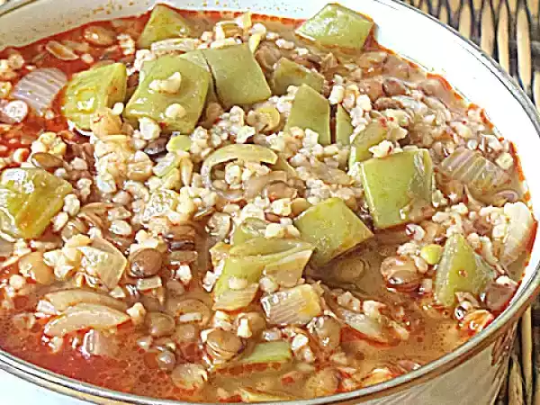 Rezept Sommerliche suppe mit grüne bohnen und teller linsen