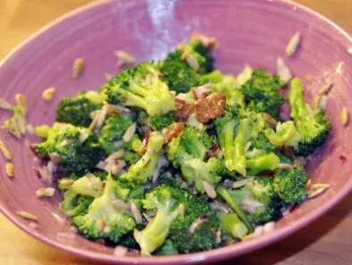 Rezept Brokkolisalat mit rosinen und gerösteten sonnenblumenkernen