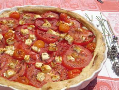 Rezept Tomatentarte mit lavendel, ziegenkäse und schwarzen oliven