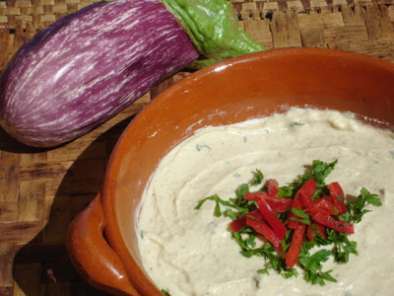 Rezept Dips: griechische auberginencreme mit joghurt und artischockenhummus mit lakritzöl