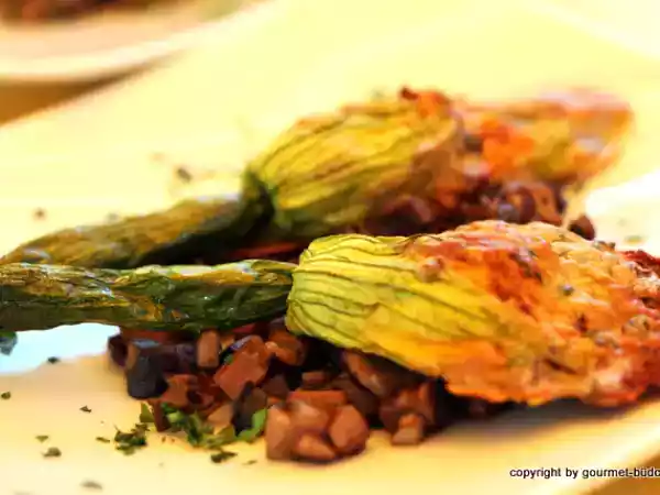 Rezept Wo man auch hinschaut, eine wahre blütenpracht, gefüllte zucchiniblüten…