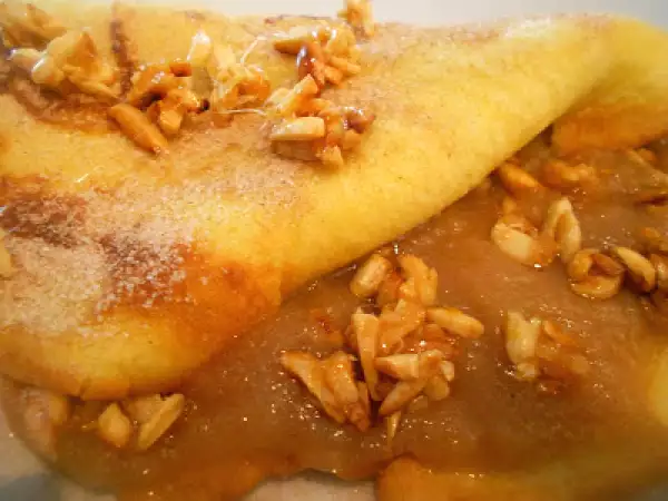 Rezept Mandelcrêpes mit bratapfelmus und karamelisierten mandelstiften