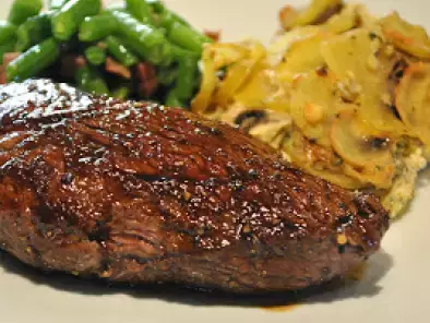 Teriyaki - steak mit champignon-kartoffelgratin