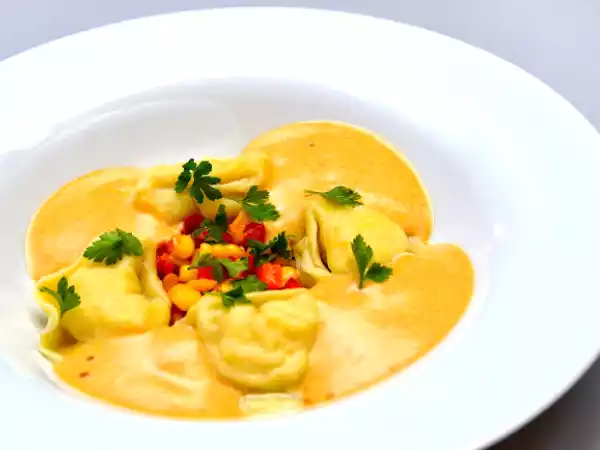 Rezept Pannonische hechttascherl mit specksauce, paprika und mais