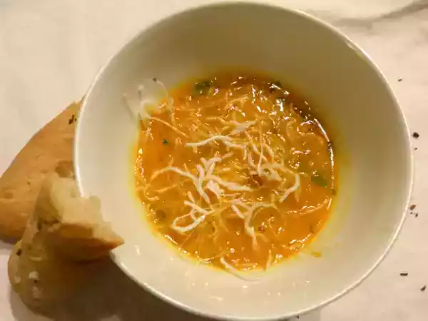 Rezept Geröstete tomaten-karotten-suppe mit rosmarinstangerl