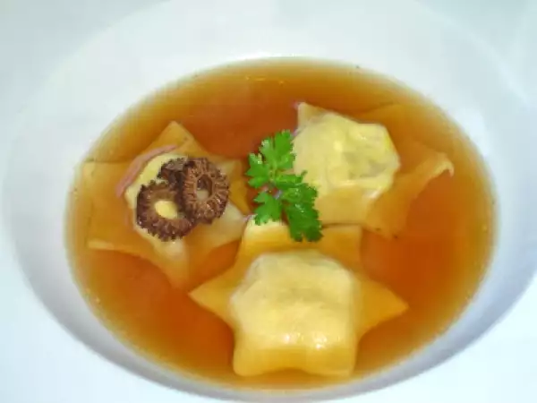 Rezept Weihnachtssüppchen: pilzconsommé mit morchel-kartoffel-ravioli